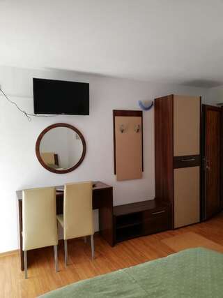 Виллы Zamora Green House Буштени Номер с кроватью размера «king-size» и видом на горы-5